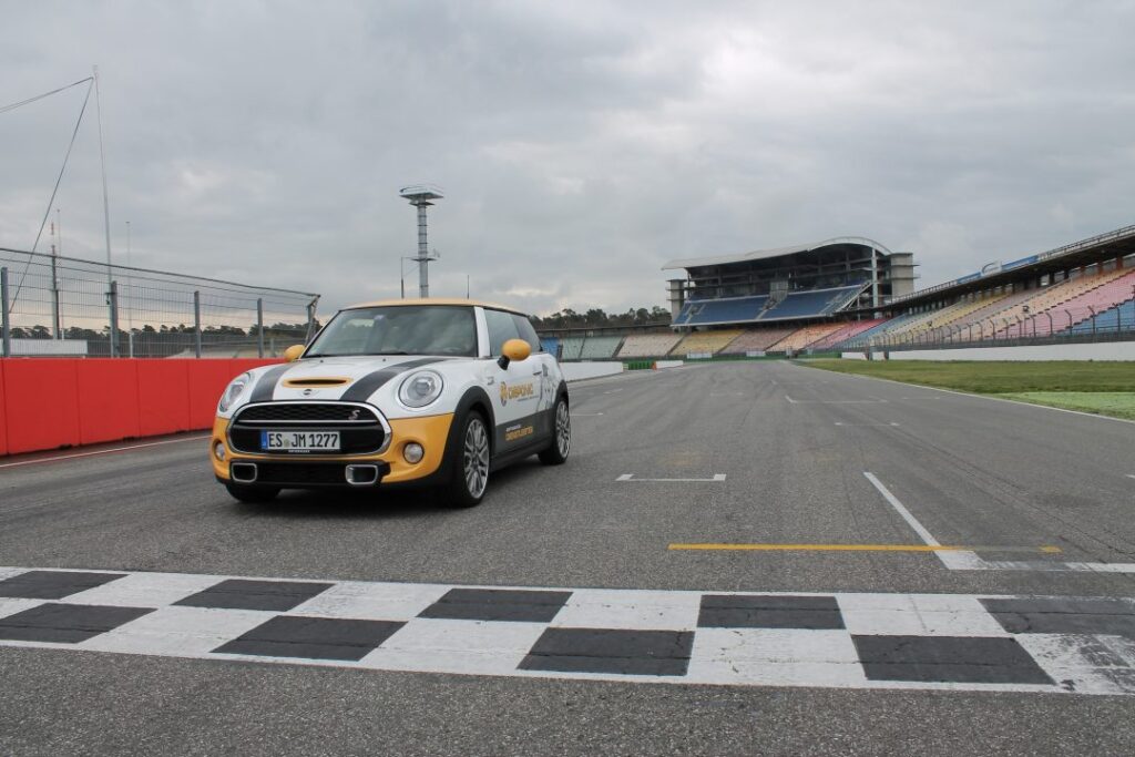 Mini rast auf die Ziellinie zu, im Hintergrund eine Tribüne