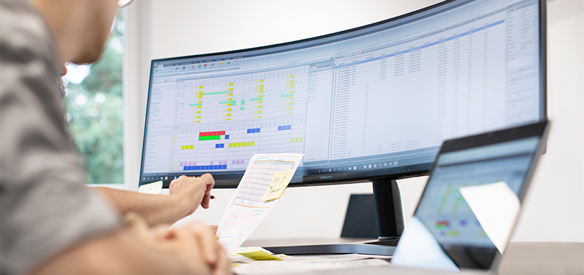 Bild von zwei Monitoren, die beide das Softwareprogramm DISPONIC geöffnet haben