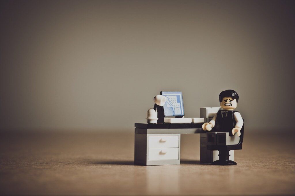 LEGO-Mann sitzt an Schreibtisch