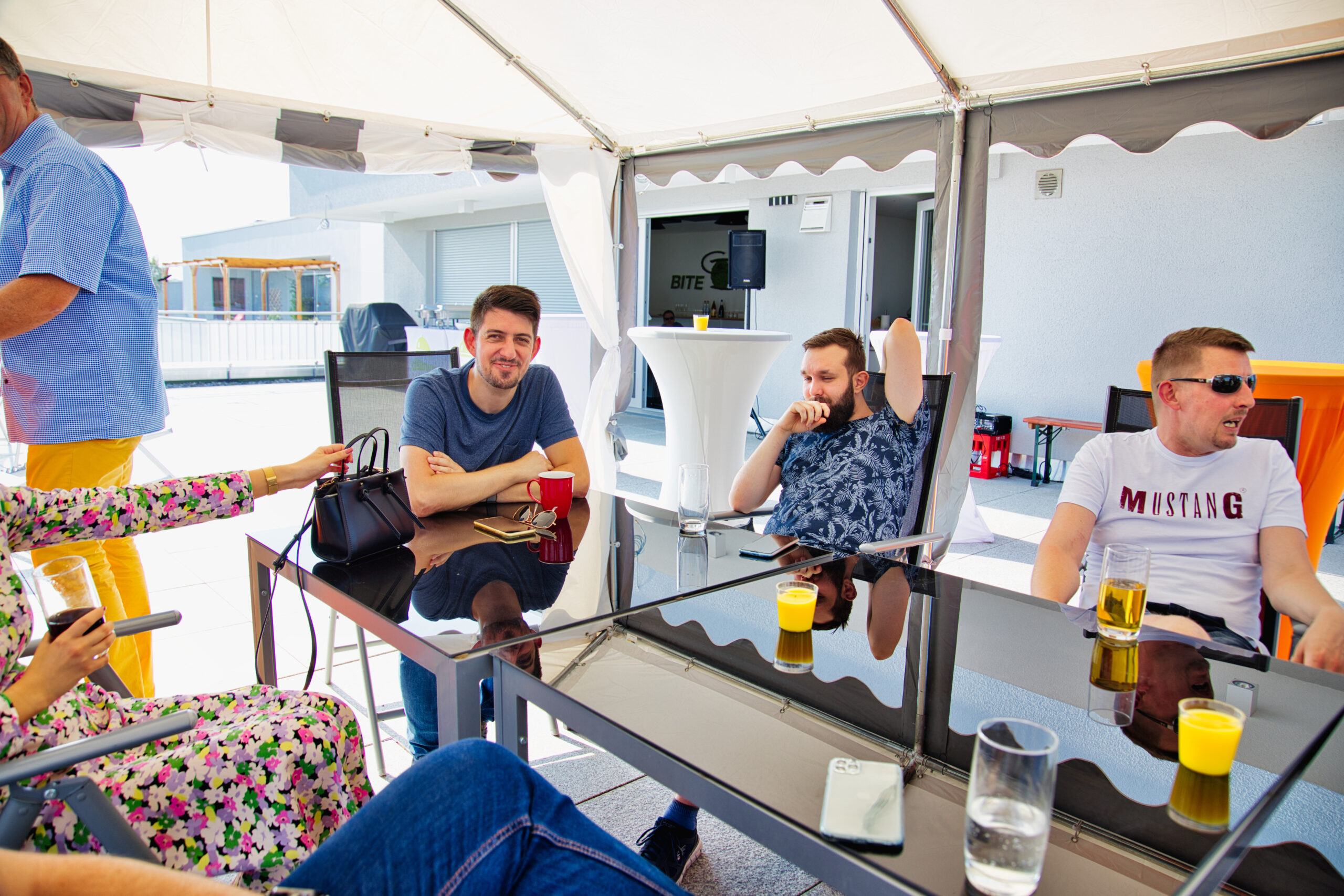 Personen sitzen am Tisch im Sommer