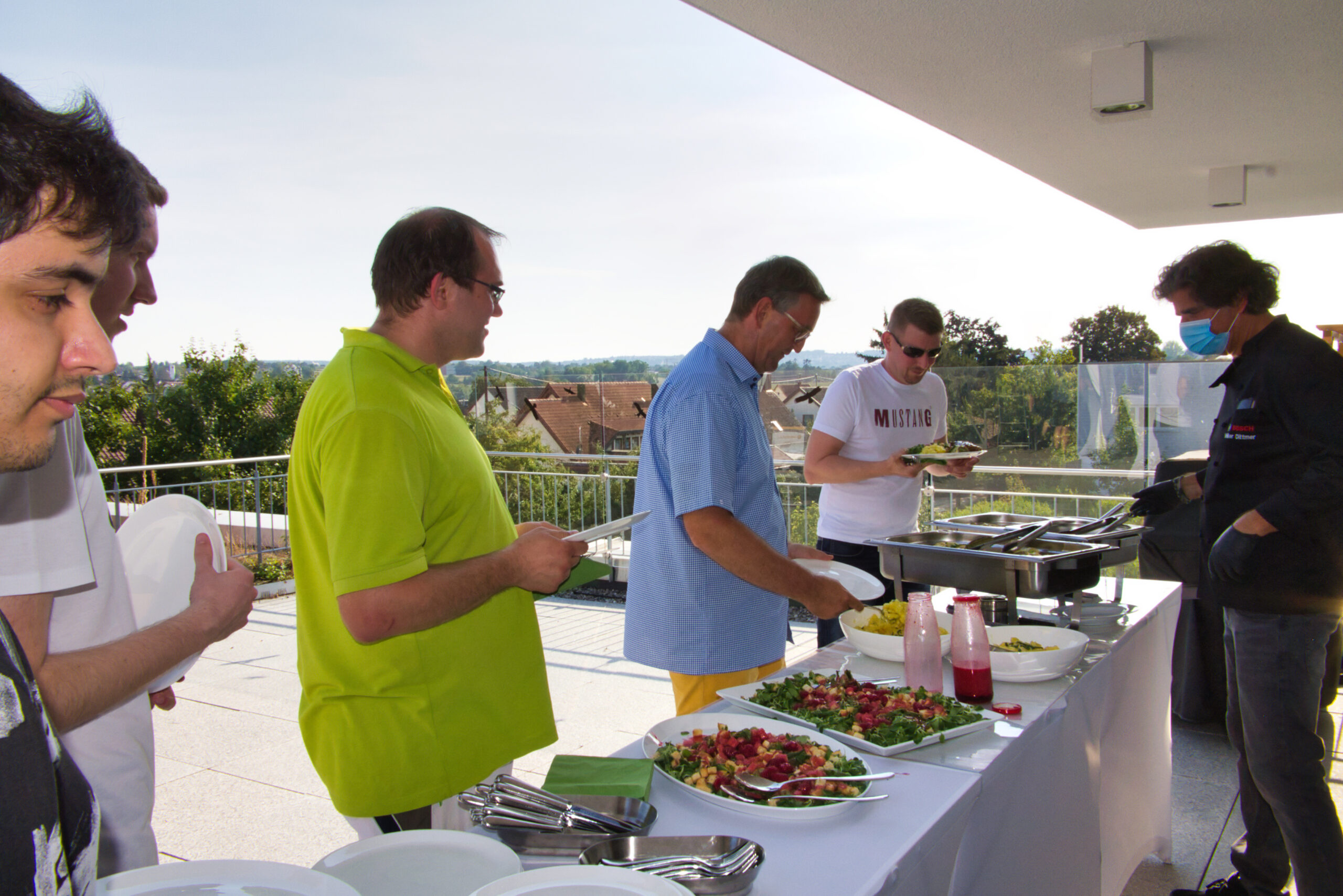 Personen am Buffet