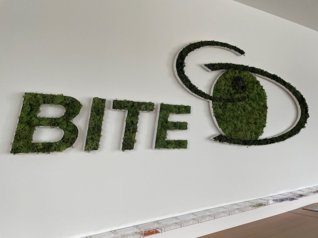 BITE AG - grünes LOGO im Besprechungsraum